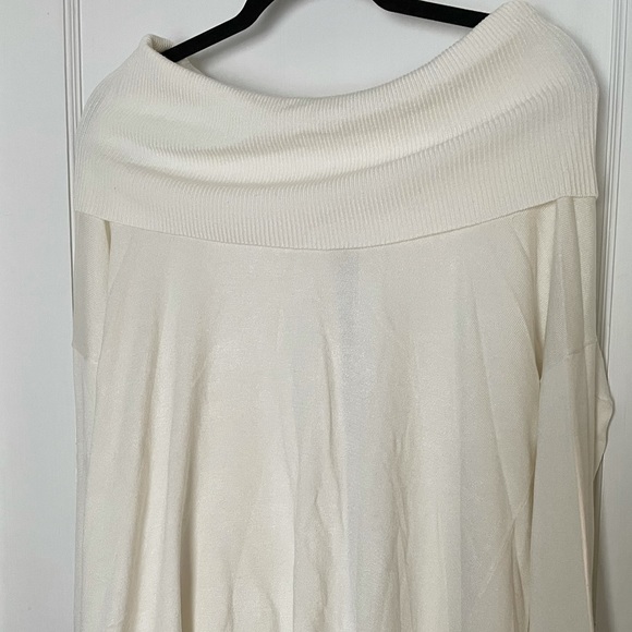 Beautiful Off The Shoulder Long Sleeve - Picture 6 of 7